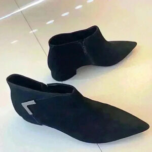 Elegant Vero Cuoio Black Ankle Boot Size 8